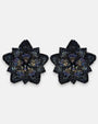 pendientes Fleur de Lotus Bleu Nuit de Olivia Dar bordados a mano con capas de pétalos en cuentas de cristal azul noche y morado iridiscente.