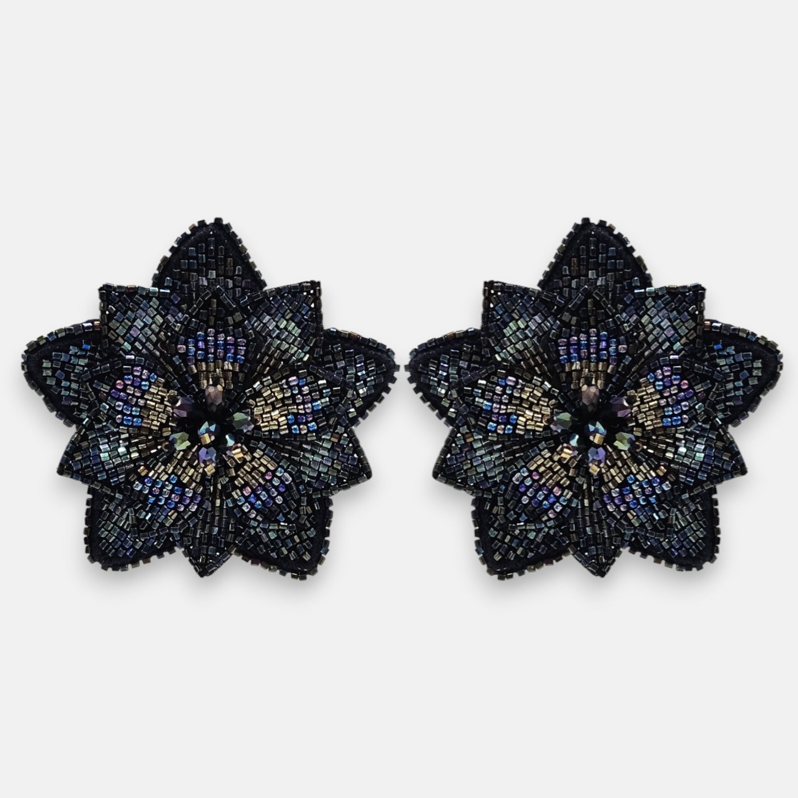 pendientes Fleur de Lotus Bleu Nuit de Olivia Dar bordados a mano con capas de pétalos en cuentas de cristal azul noche y morado iridiscente.