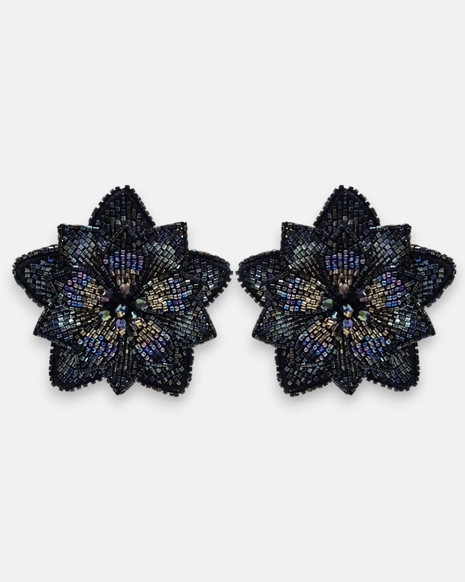 pendientes Fleur de Lotus Bleu Nuit de Olivia Dar bordados a mano con capas de pétalos en cuentas de cristal azul noche y morado iridiscente.