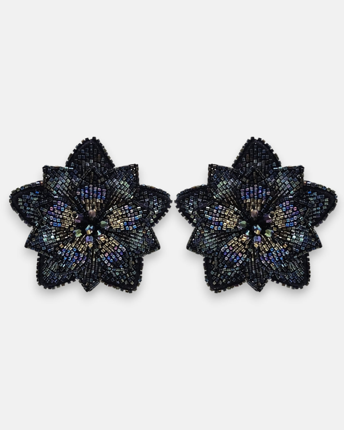 pendientes Fleur de Lotus Bleu Nuit de Olivia Dar bordados a mano con capas de pétalos en cuentas de cristal azul noche y morado iridiscente.