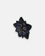 perspectiva lateral del pendiente Fleur de Lotus Bleu Nuit, detallando el relieve de las capas de pétalos superpuestas y el perno posterior.