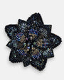 primer plano macro del pendiente Fleur de Lotus Bleu Nuit, permitiendo apreciar el trabajo artesanal de las microcuentas en azul noche con los destellos iridiscentes del centro.