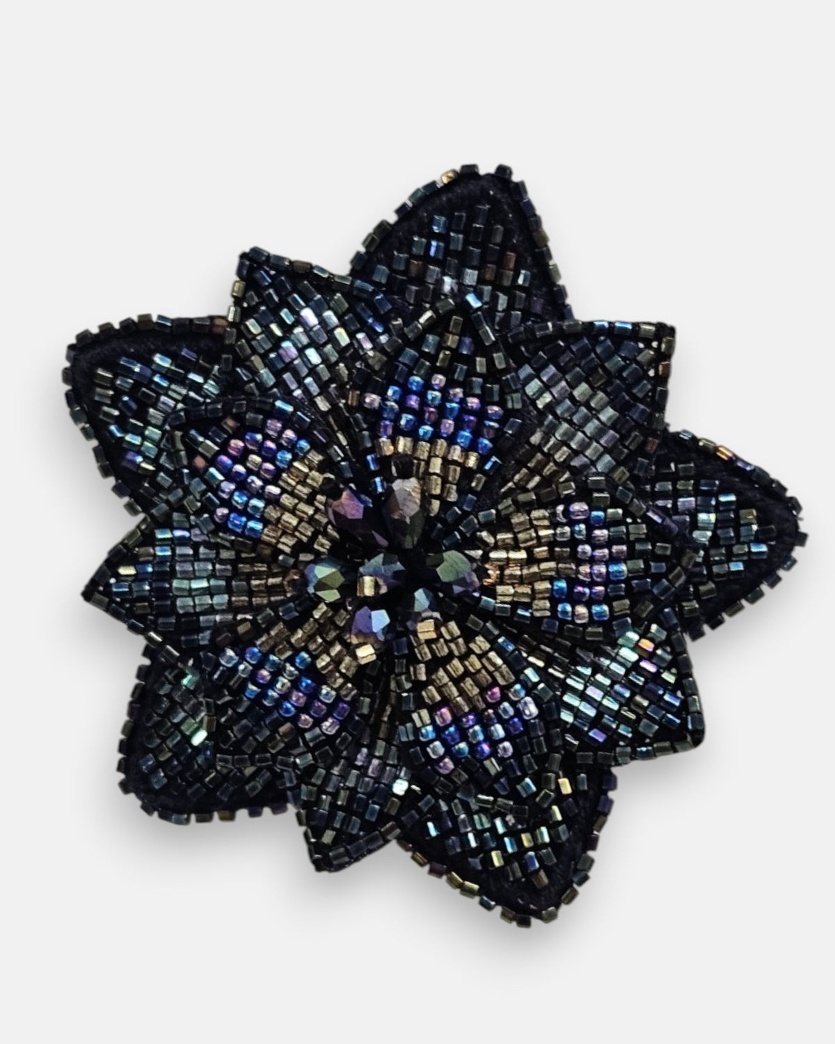 primer plano macro del pendiente Fleur de Lotus Bleu Nuit, permitiendo apreciar el trabajo artesanal de las microcuentas en azul noche con los destellos iridiscentes del centro.