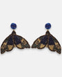 pendientes Papillon de Nuit de Olivia Dar bordados a mano con motivo de mariposa nocturna en azul noche, bronce y dorado.