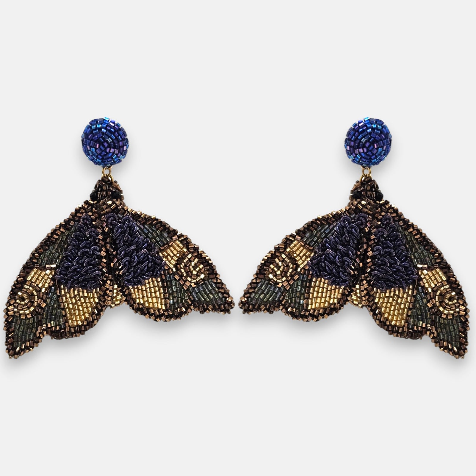 pendientes Papillon de Nuit de Olivia Dar bordados a mano con motivo de mariposa nocturna en azul noche, bronce y dorado.