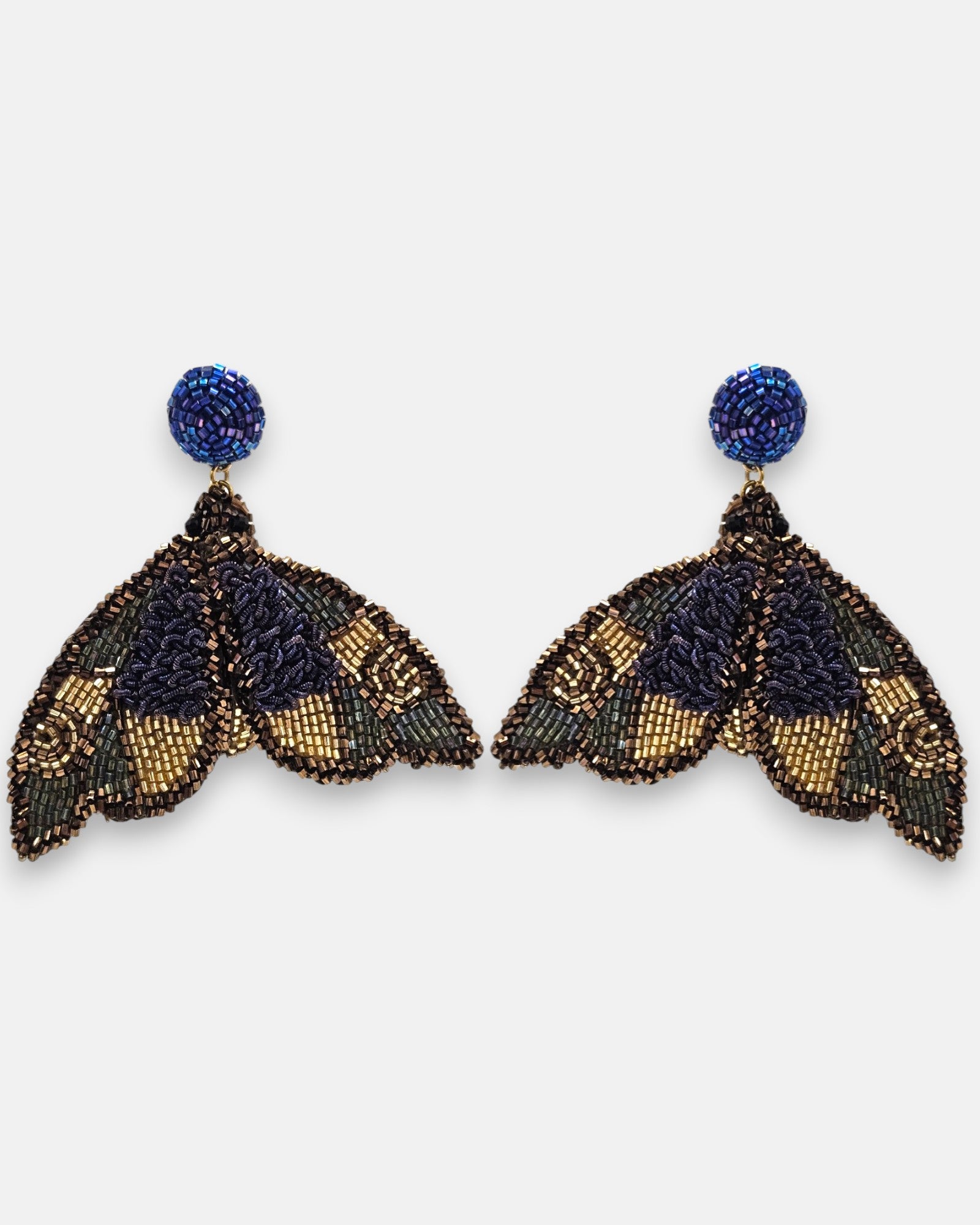 pendientes Papillon de Nuit de Olivia Dar bordados a mano con motivo de mariposa nocturna en azul noche, bronce y dorado.