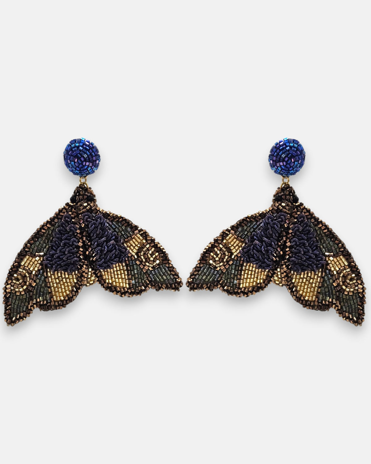 pendientes Papillon de Nuit de Olivia Dar bordados a mano con motivo de mariposa nocturna en azul noche, bronce y dorado.