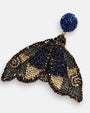 primer plano macro del pendiente Papillon de Nuit, permitiendo apreciar el bordado en relieve con canutillos azul noche y las microcuentas bronce y doradas.