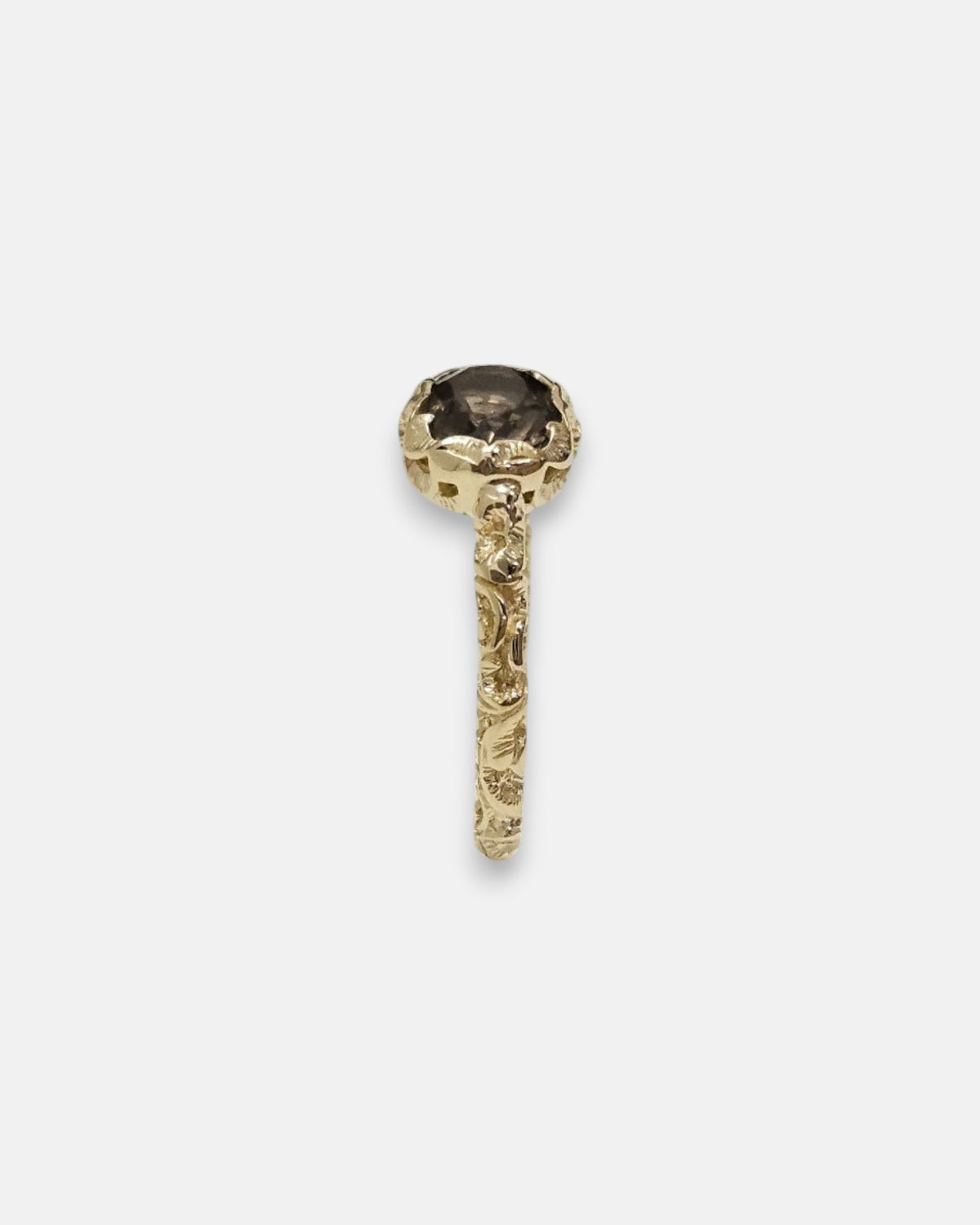 perfil del anillo Flaminia, detallando la elevación del engaste de flor chapado en oro.