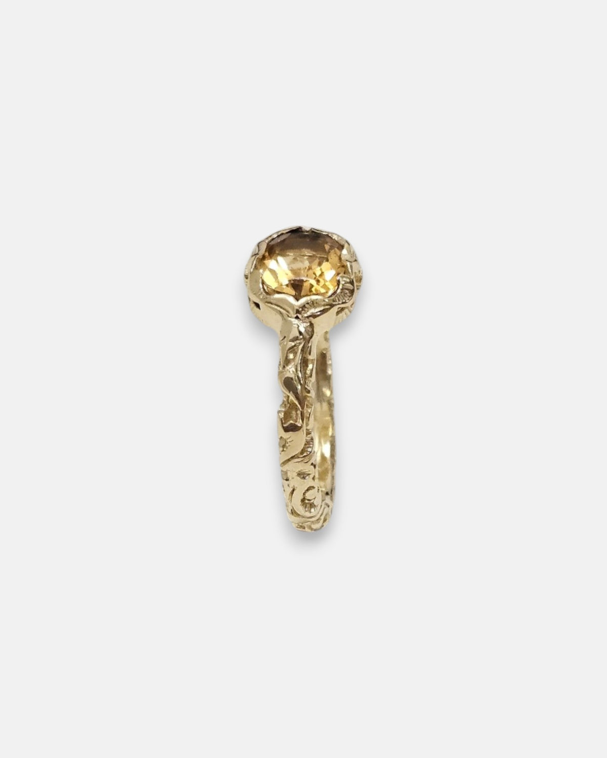 perfil del anillo Ludovica, detallando la elevación del engaste de flor chapado en oro.