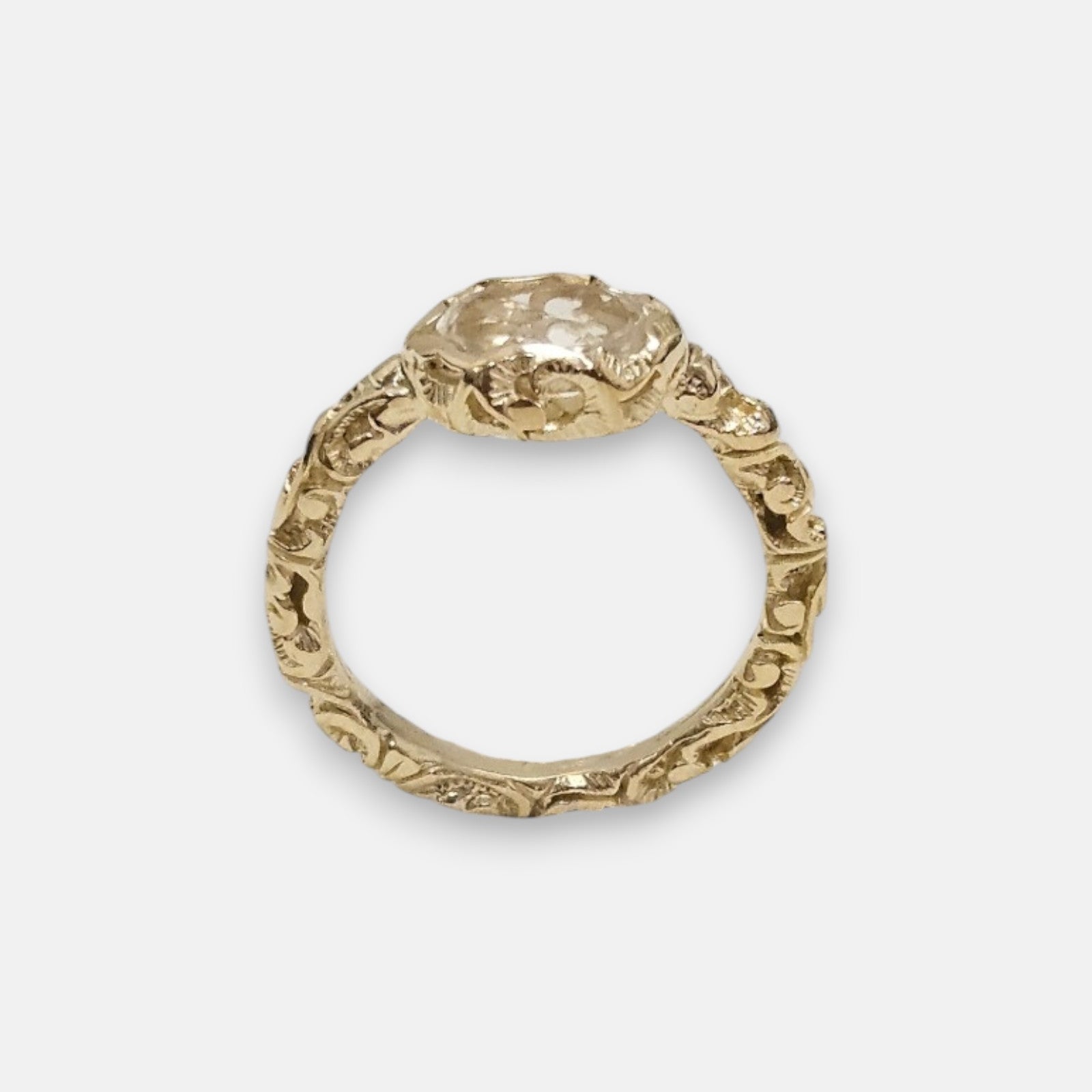 anillo Aura de Maria e Luisa Jewels en plata 925 chapada en oro con cristal ovalado transparente.