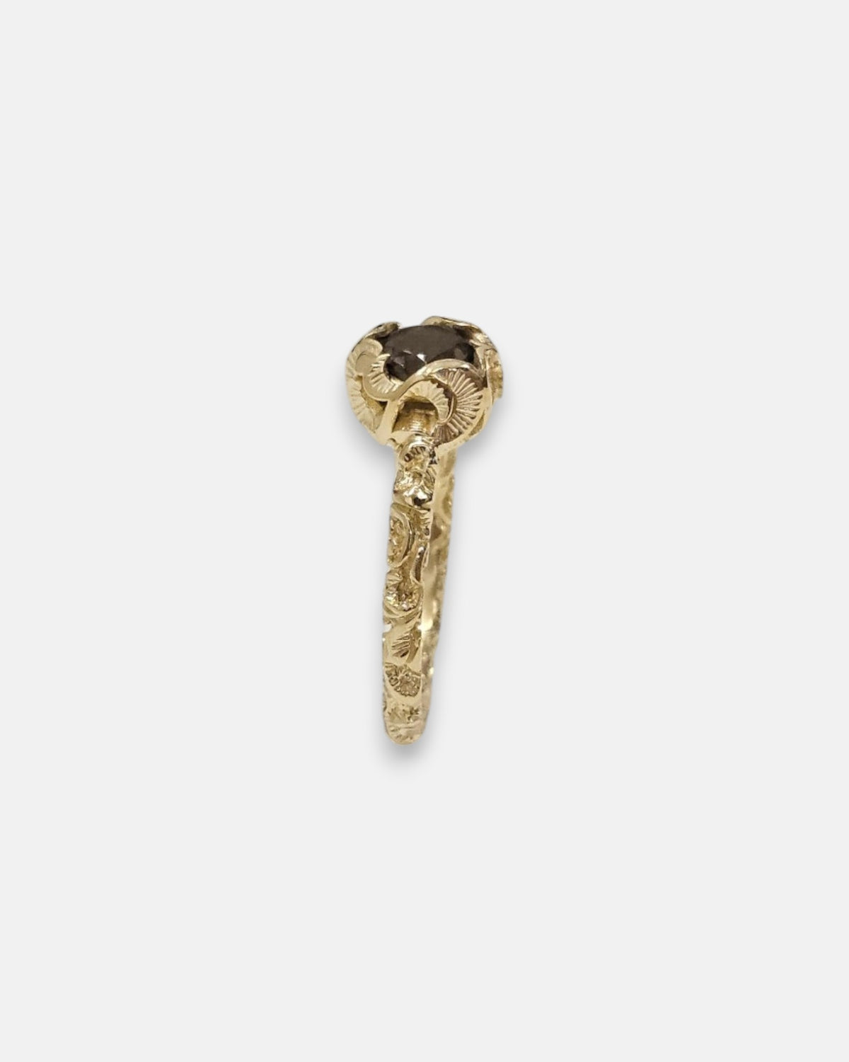 lateral del anillo Celeste, detallando el perfil elevado de la corona esculpida en oro y el aro grabado.