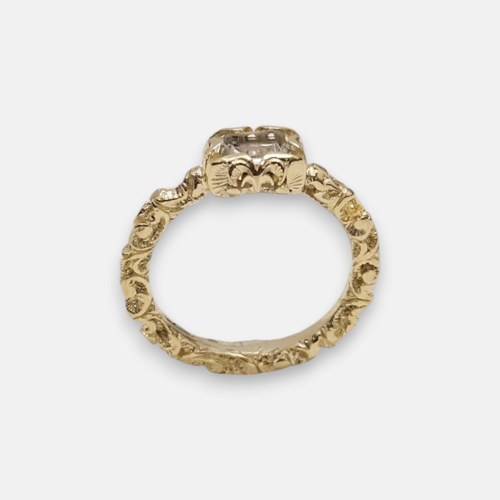 anillo Zeno de Maria e Luisa Jewels en plata 925 chapada en oro con cristal rectangular transparente.