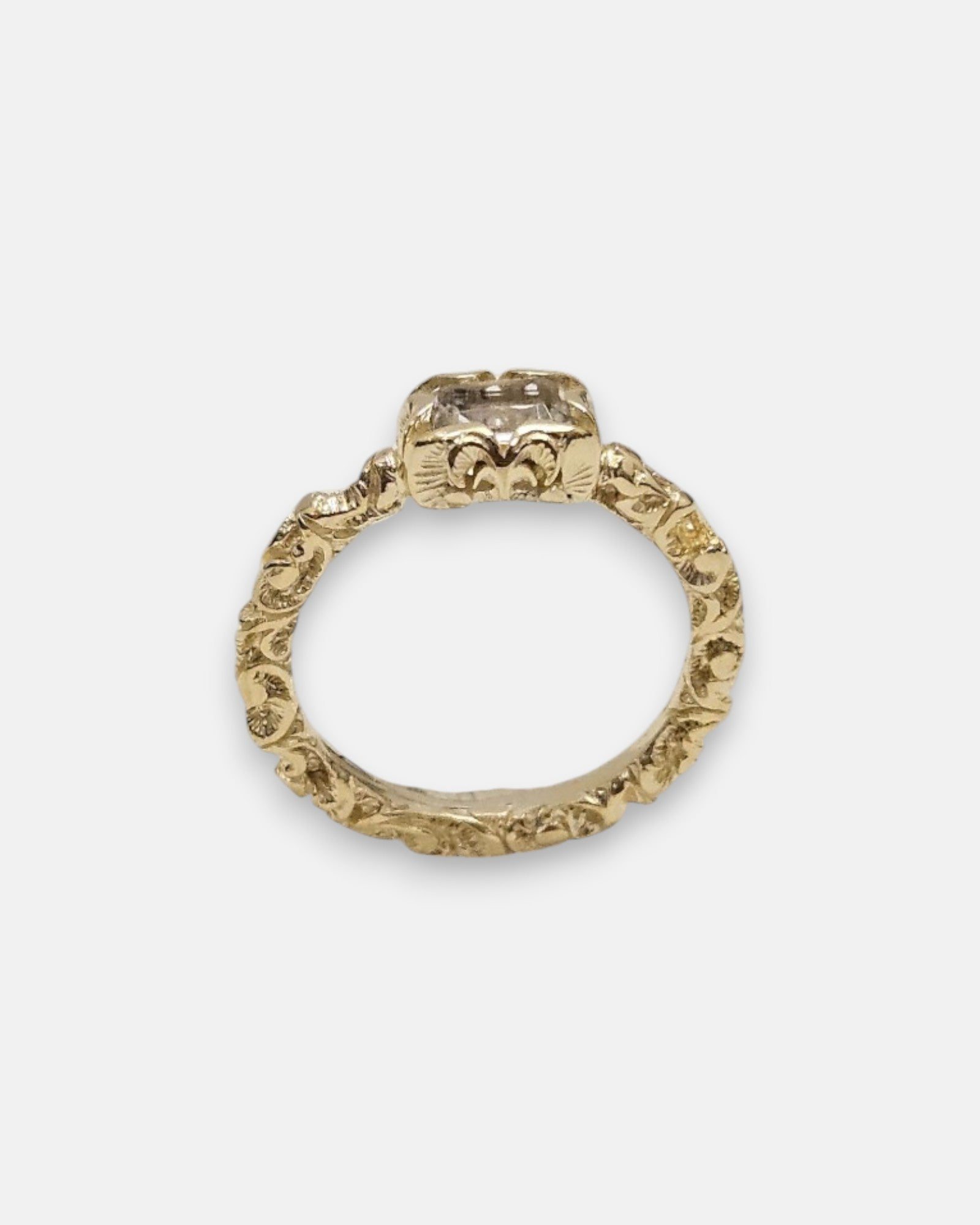 anillo Zeno de Maria e Luisa Jewels en plata 925 chapada en oro con cristal rectangular transparente.