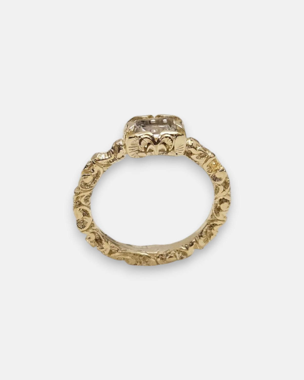 anillo Zeno de Maria e Luisa Jewels en plata 925 chapada en oro con cristal rectangular transparente.