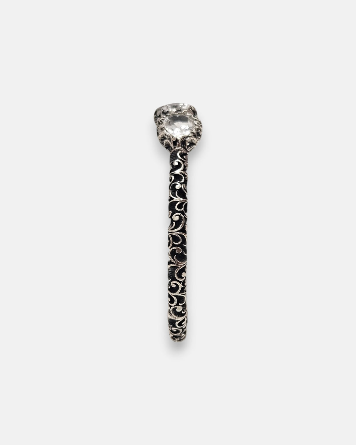 lateral de la pulsera Clarissa, mostrando el grosor del labrado en filigrana y la elevación de los engastes frontales.