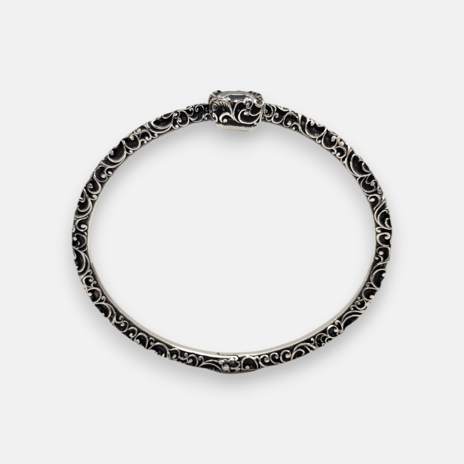 pulsera rígida Caterina de Maria e Luisa Jewels en plata 925 bruñida calada con cristal central esmeralda.