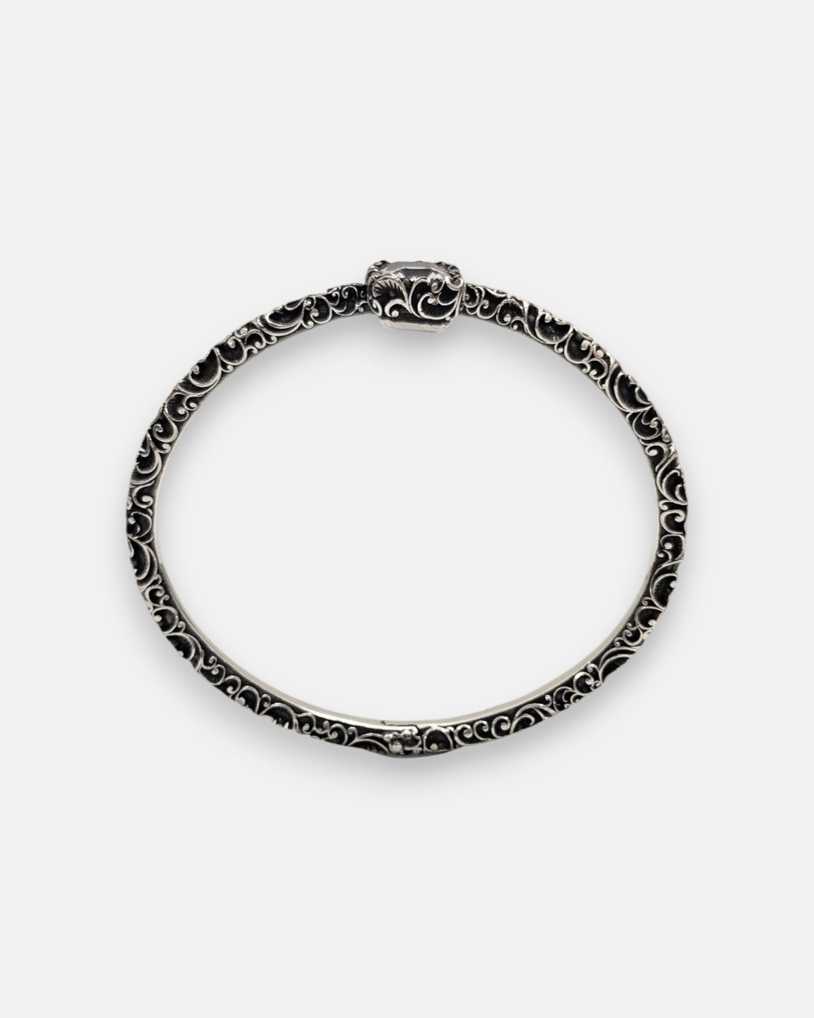 pulsera rígida Caterina de Maria e Luisa Jewels en plata 925 bruñida calada con cristal central esmeralda.