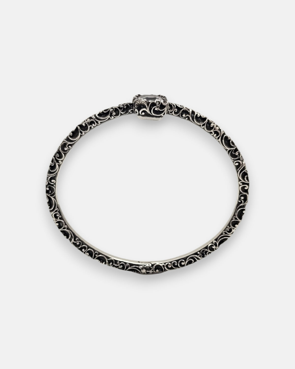 pulsera rígida Caterina de Maria e Luisa Jewels en plata 925 bruñida calada con cristal central esmeralda.