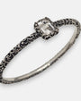 primer plano macro de la pulsera Caterina, detallando el cincelado artesanal de la plata y el brillo cristalino del corte esmeralda.