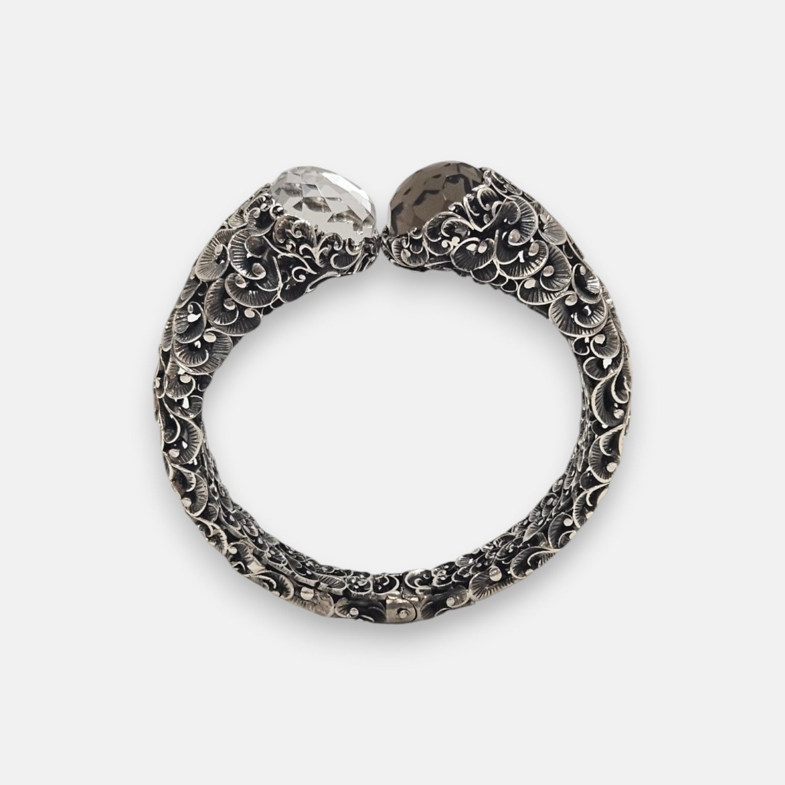 pulsera rígida Sibilla de Maria e Luisa Jewels en plata 925 bruñida labrada con gemas facetadas transparente y ahumada enfrentadas.