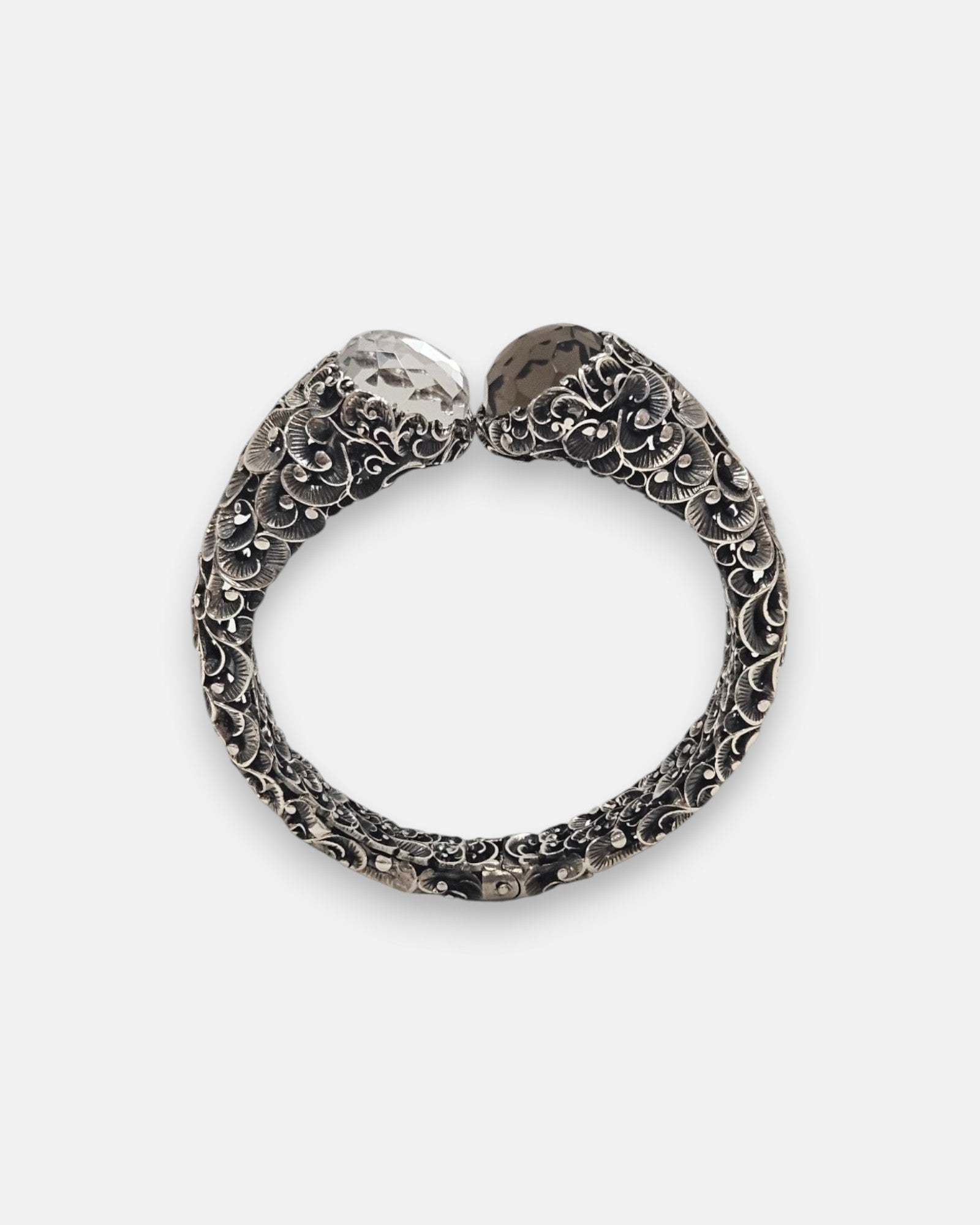 pulsera rígida Sibilla de Maria e Luisa Jewels en plata 925 bruñida labrada con gemas facetadas transparente y ahumada enfrentadas.