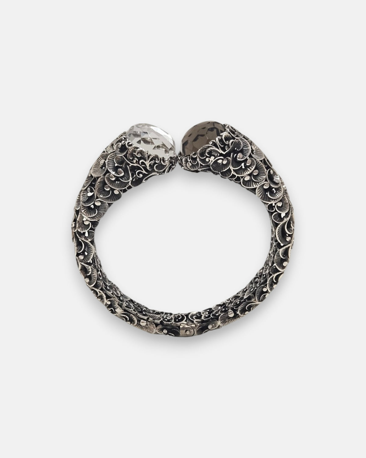 pulsera rígida Sibilla de Maria e Luisa Jewels en plata 925 bruñida labrada con gemas facetadas transparente y ahumada enfrentadas.
