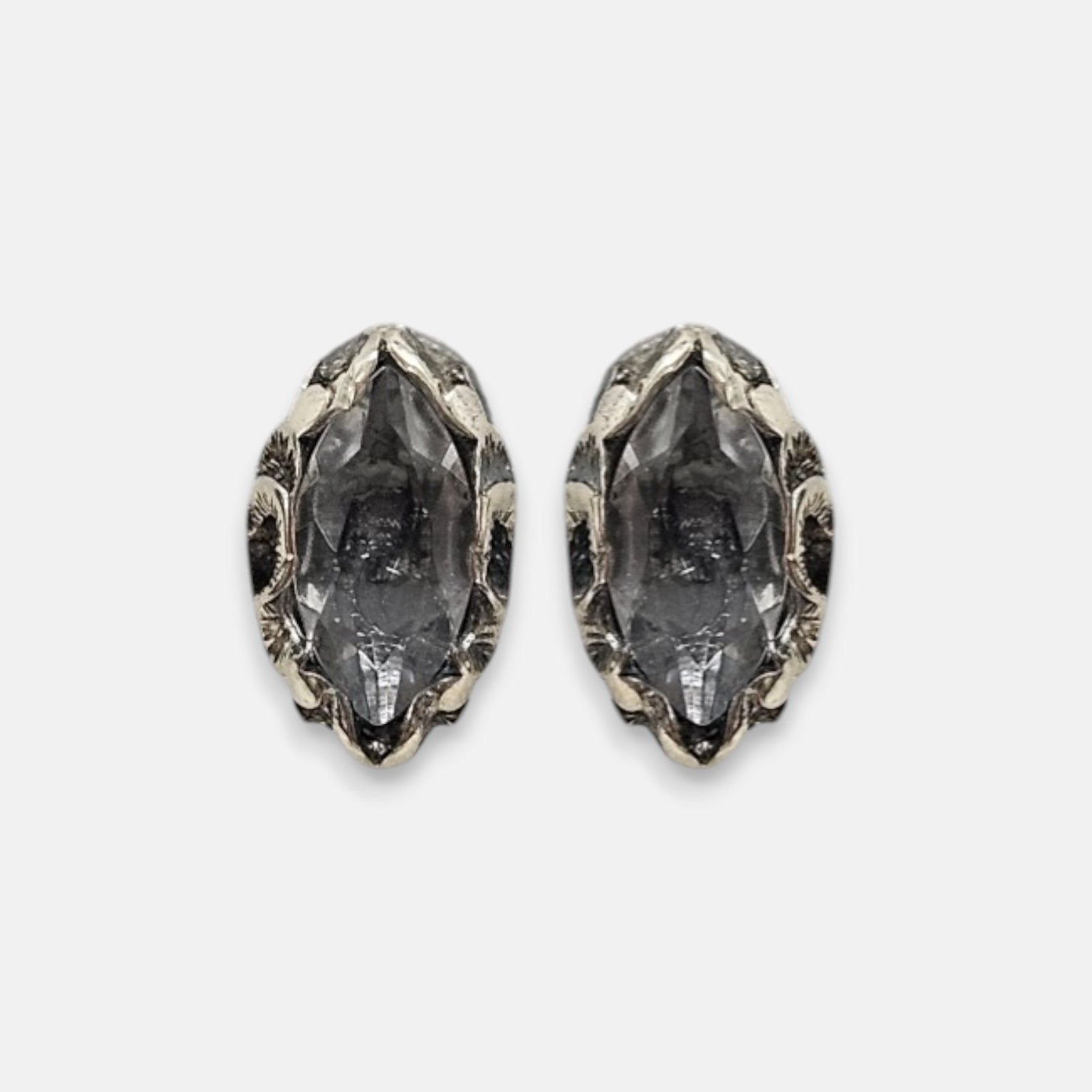 pendientes Sveva de Maria e Luisa Jewels en plata 925 bruñida con cristal ahumado en talla marquesa.