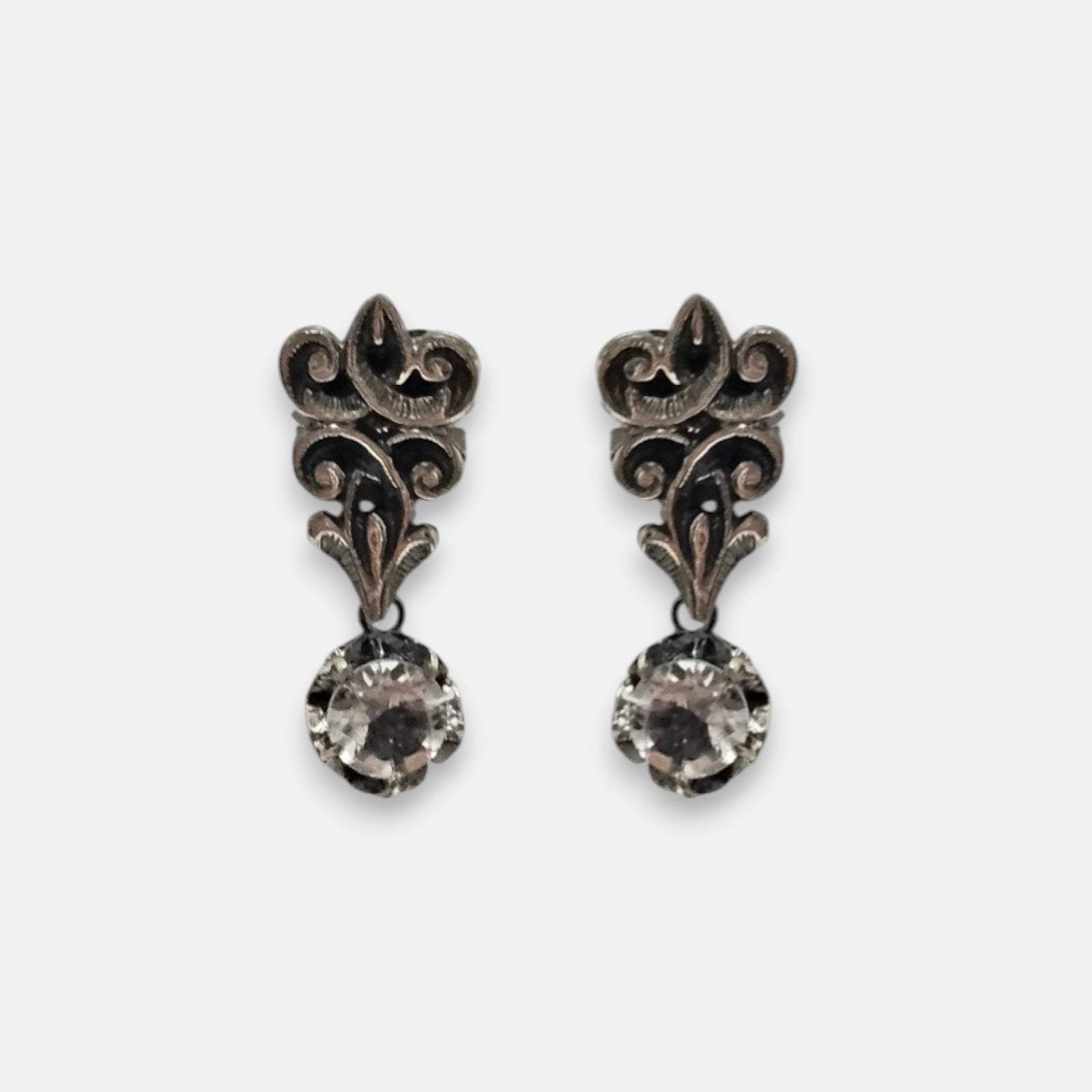pendientes Allegra de Maria e Luisa Jewels en plata 925 bruñida con motivo calado de hojas y cristal redondo colgante