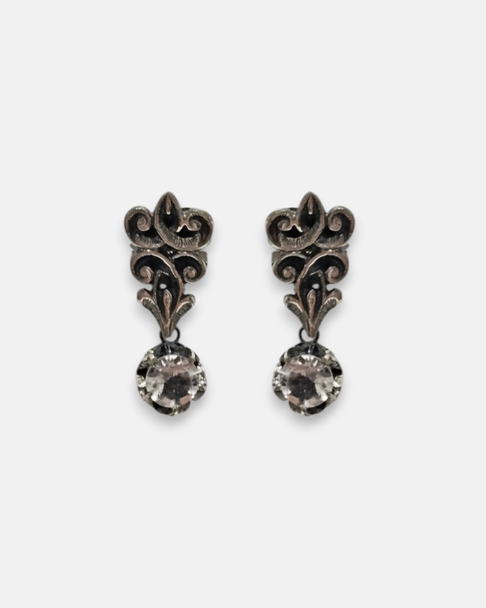 pendientes Allegra de Maria e Luisa Jewels en plata 925 bruñida con motivo calado de hojas y cristal redondo colgante