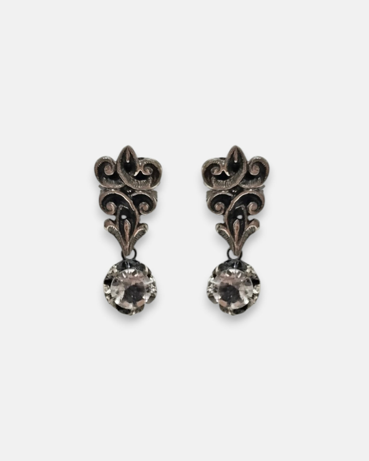 pendientes Allegra de Maria e Luisa Jewels en plata 925 bruñida con motivo calado de hojas y cristal redondo colgante