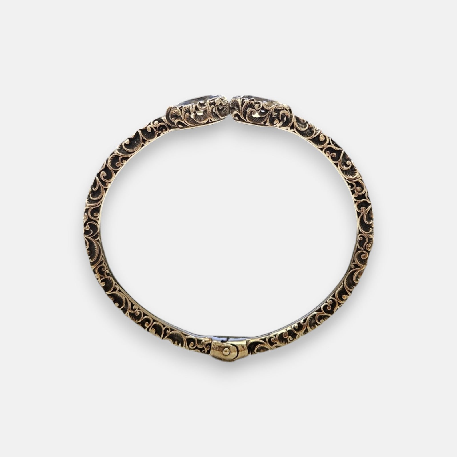 pulsera rígida Clarissa de Maria e Luisa Jewels en plata 925 bruñida calada con diseño abierto Toi et Moi.