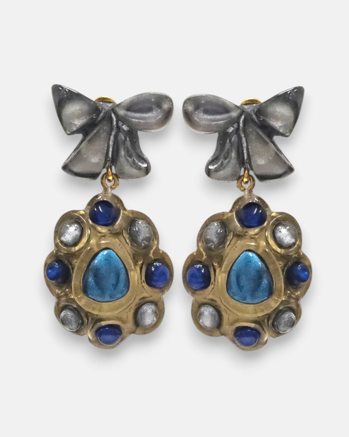pendientes Colette Bleu de Dominique Denaive en resina artesanal con lazo gris y medallón dorado con cabujones azules.