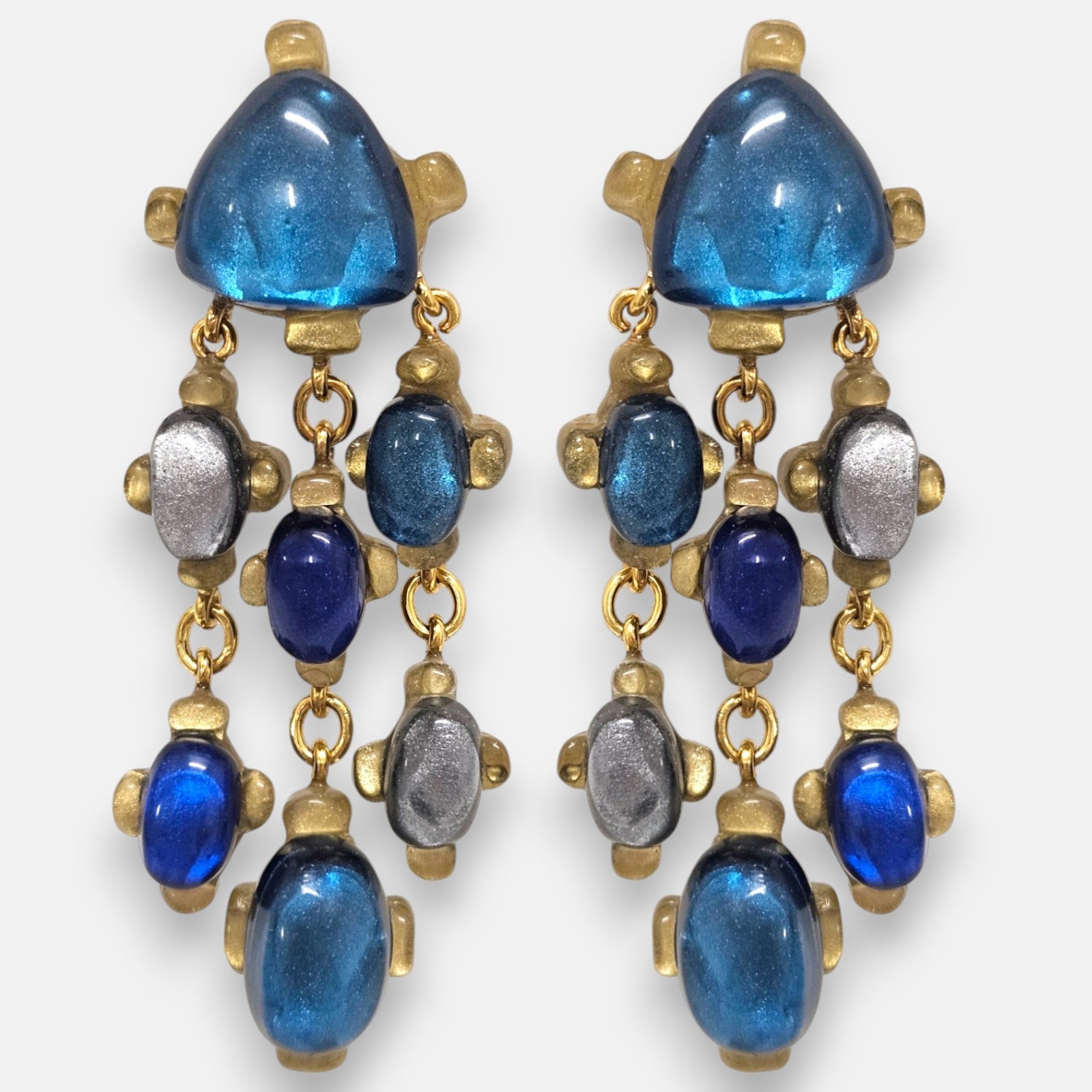 pendientes Chandelier Penelope de Dominique Denaive con tiras articuladas de cabujones azules y plata.