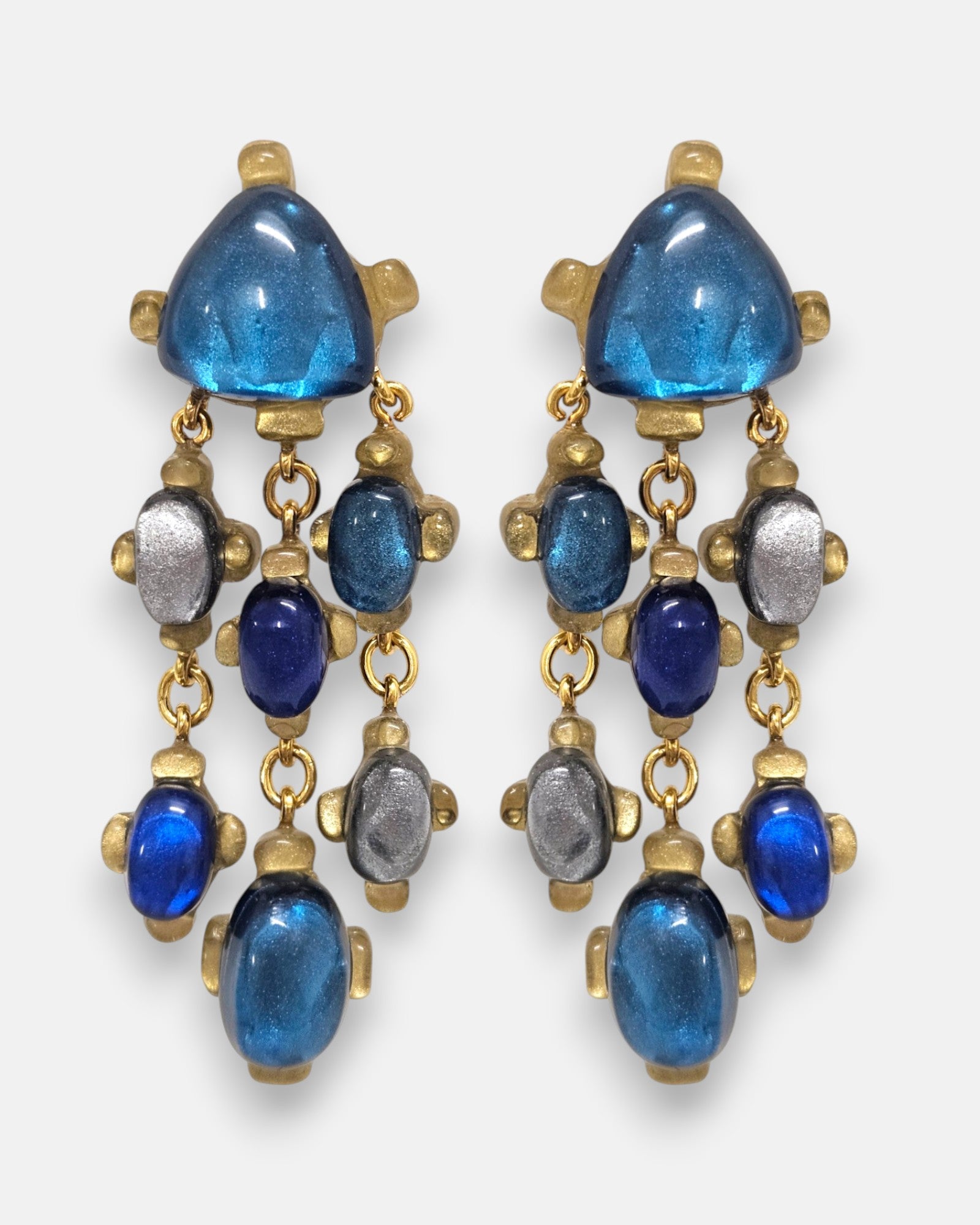 pendientes Chandelier Penelope de Dominique Denaive con tiras articuladas de cabujones azules y plata.
