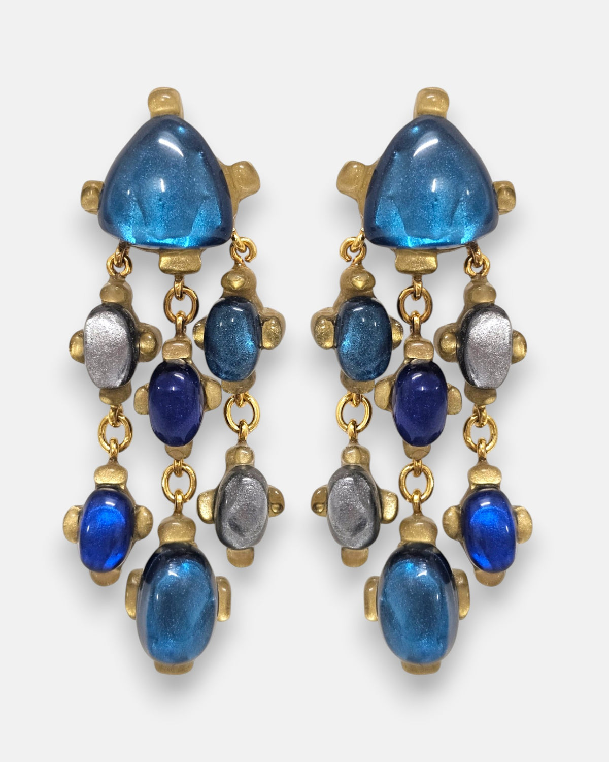 pendientes Chandelier Penelope de Dominique Denaive con tiras articuladas de cabujones azules y plata.