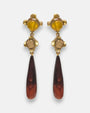 pendientes largos Ambre Caída de Dominique Denaive en resina artesanal con lágrima ámbar y cabujones dorados.