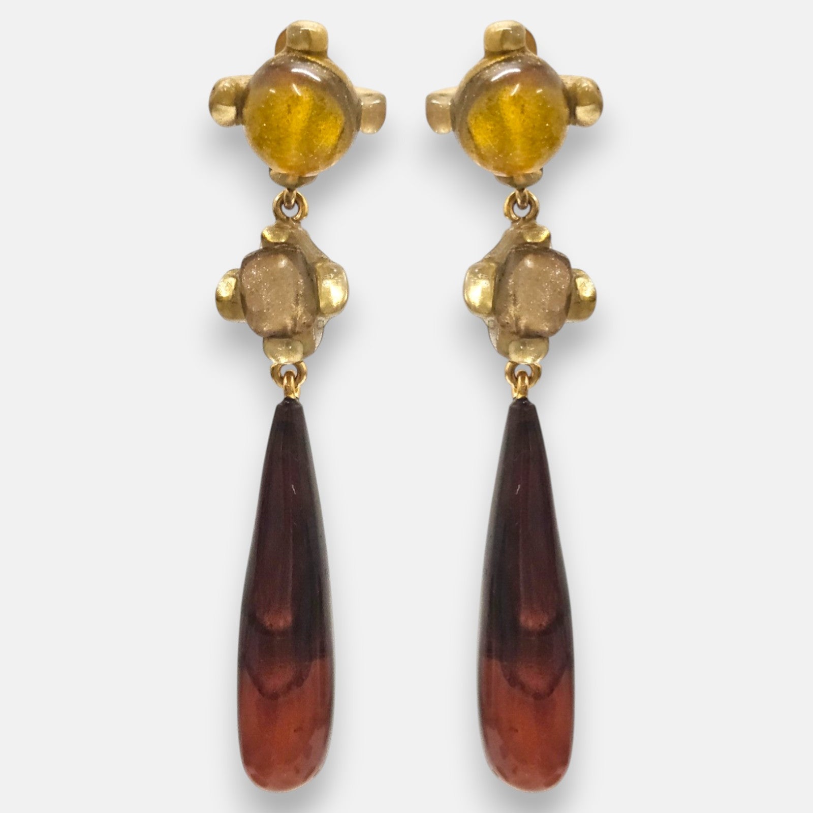 pendientes largos Ambre Caída de Dominique Denaive en resina artesanal con lágrima ámbar y cabujones dorados.