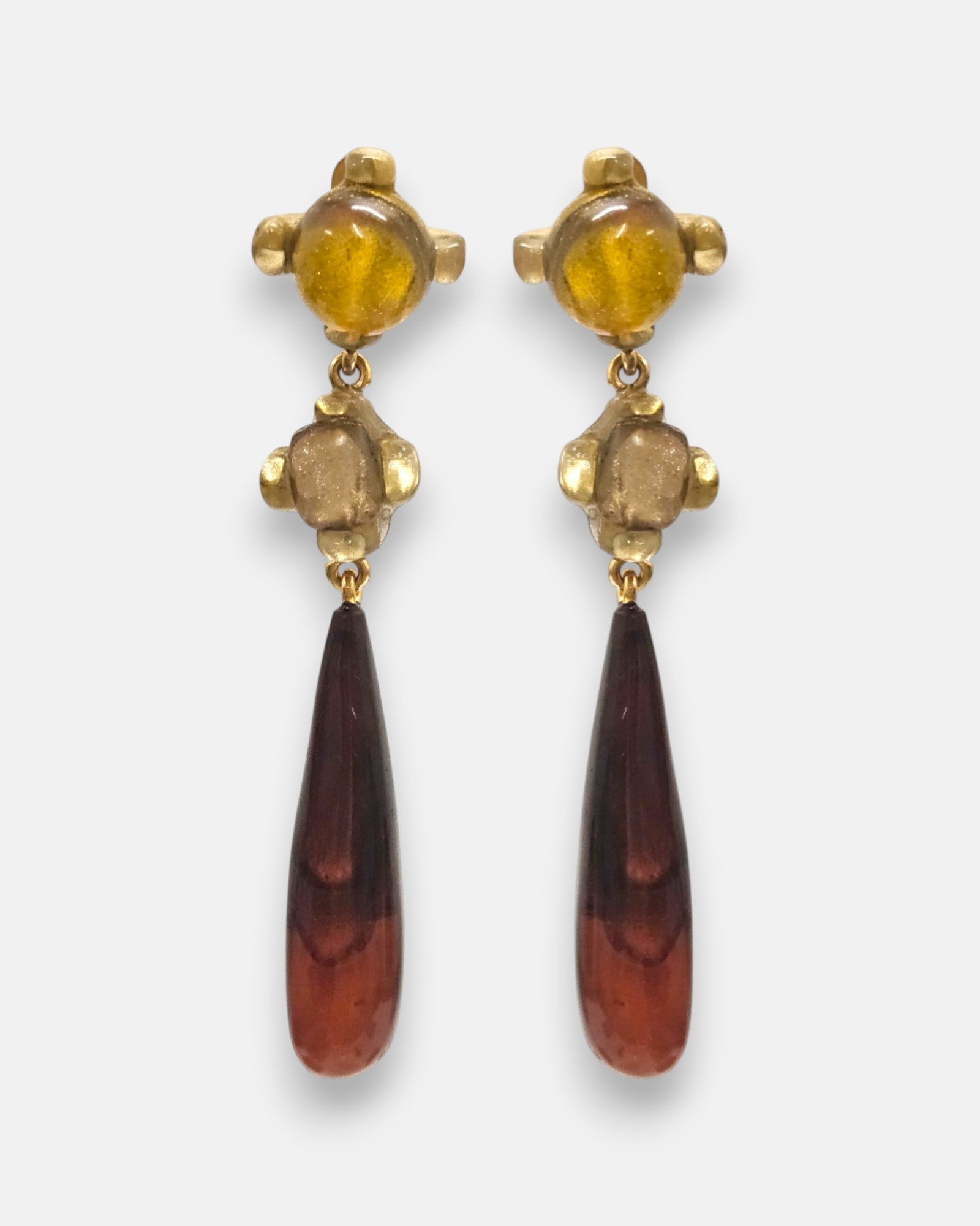 pendientes largos Ambre Caída de Dominique Denaive en resina artesanal con lágrima ámbar y cabujones dorados.