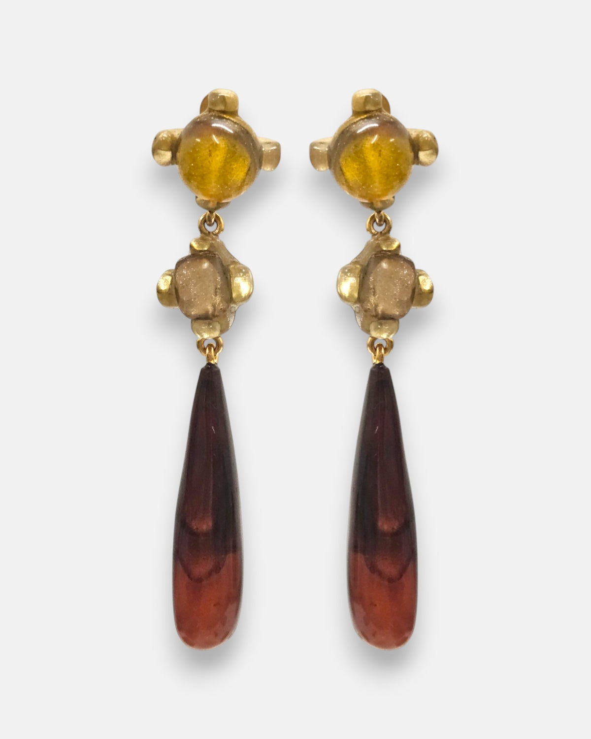 pendientes largos Ambre Caída de Dominique Denaive en resina artesanal con lágrima ámbar y cabujones dorados.