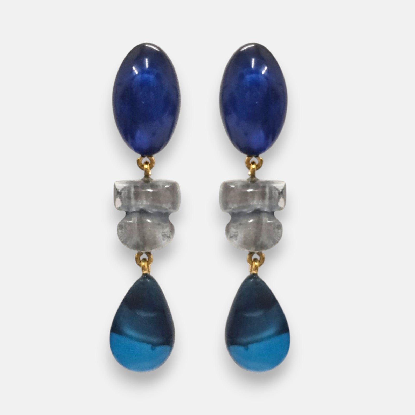pendientes largos Margot Nuit de Dominique Denaive con tres módulos articulados en resina azul y gris.