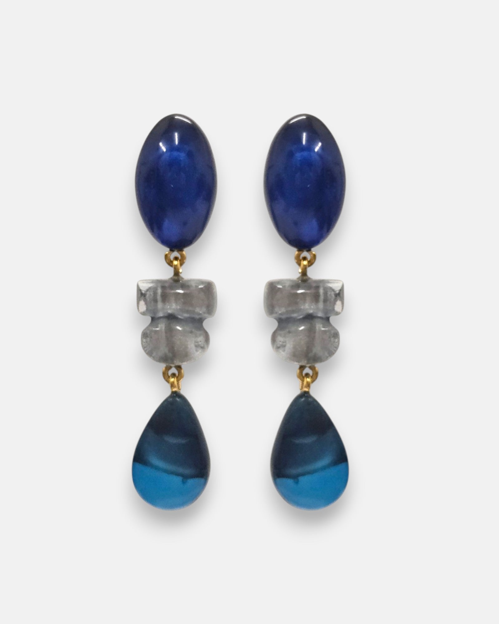 pendientes largos Margot Nuit de Dominique Denaive con tres módulos articulados en resina azul y gris.