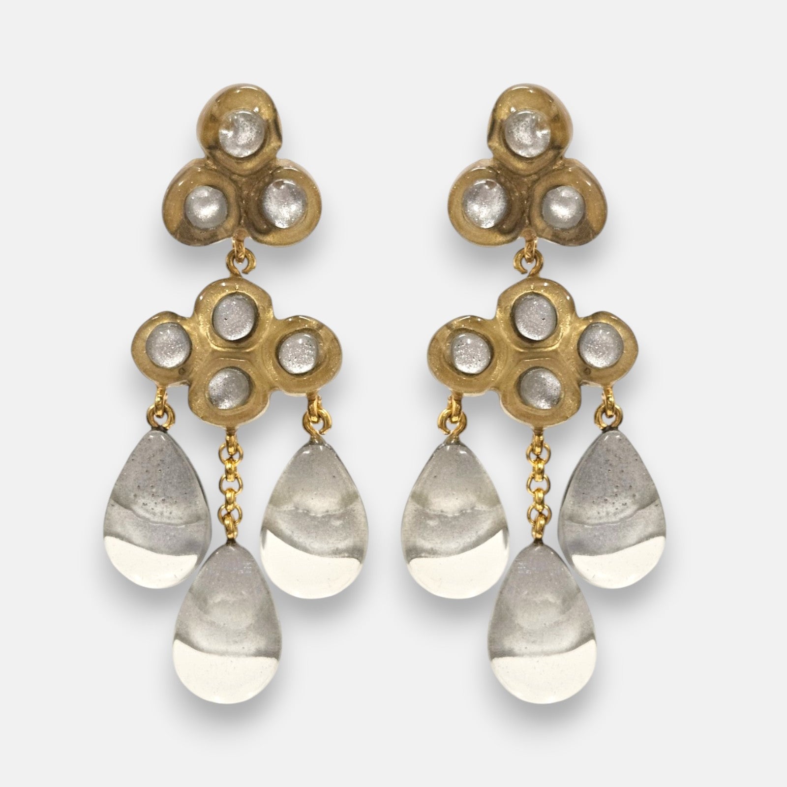 pendientes Chandelier Garance Argent de Dominique Denaive en resina artesanal con lágrimas en gris y plata nacarada.