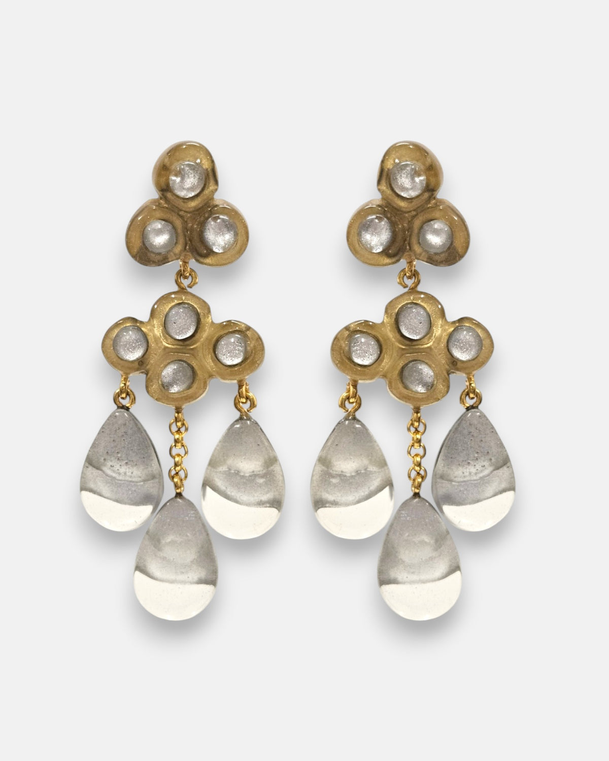 pendientes Chandelier Garance Argent de Dominique Denaive en resina artesanal con lágrimas en gris y plata nacarada.