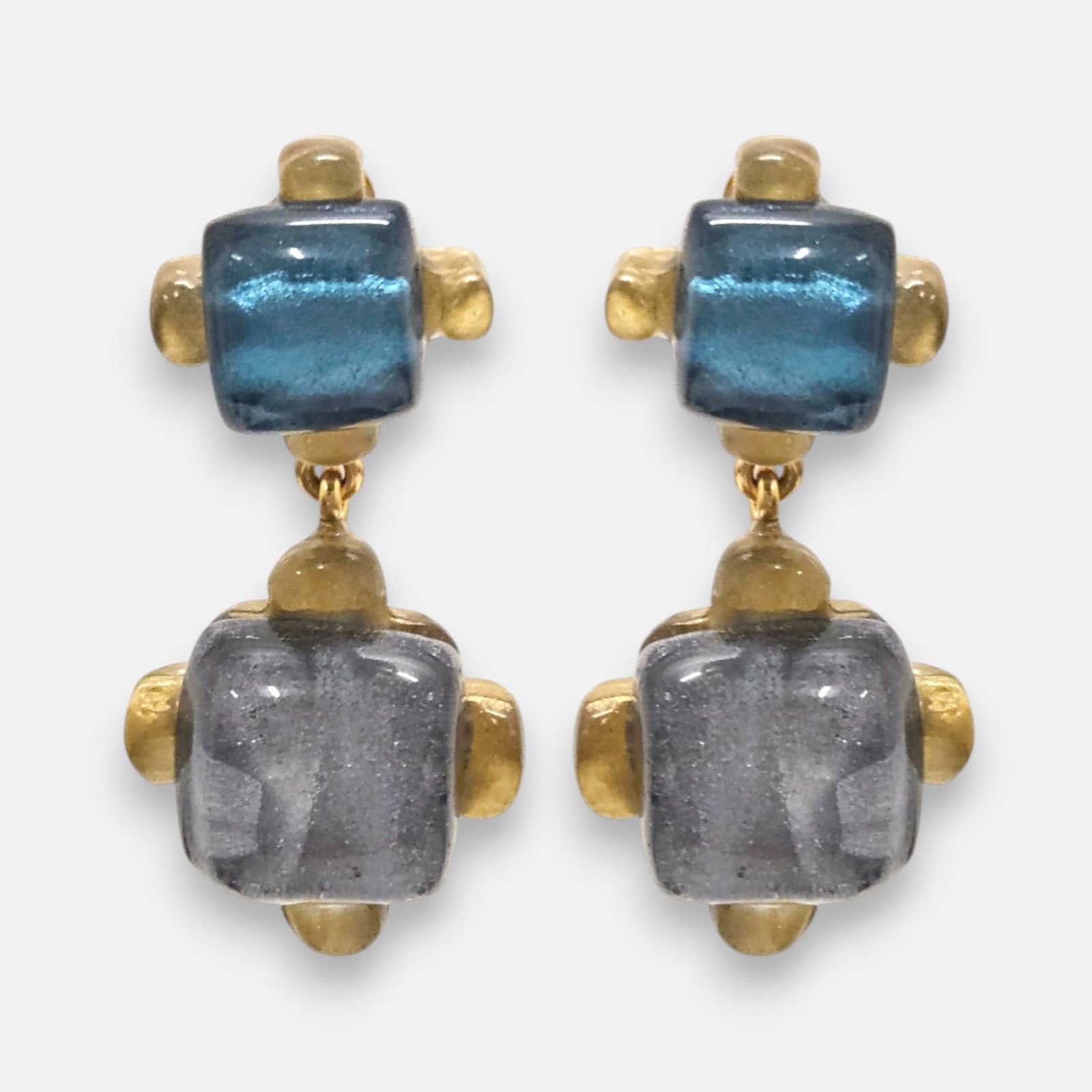 pendientes Celine Azur de Dominique Denaive en resina artesanal con bloques cúbicos en azul turquesa y gris ahumado.