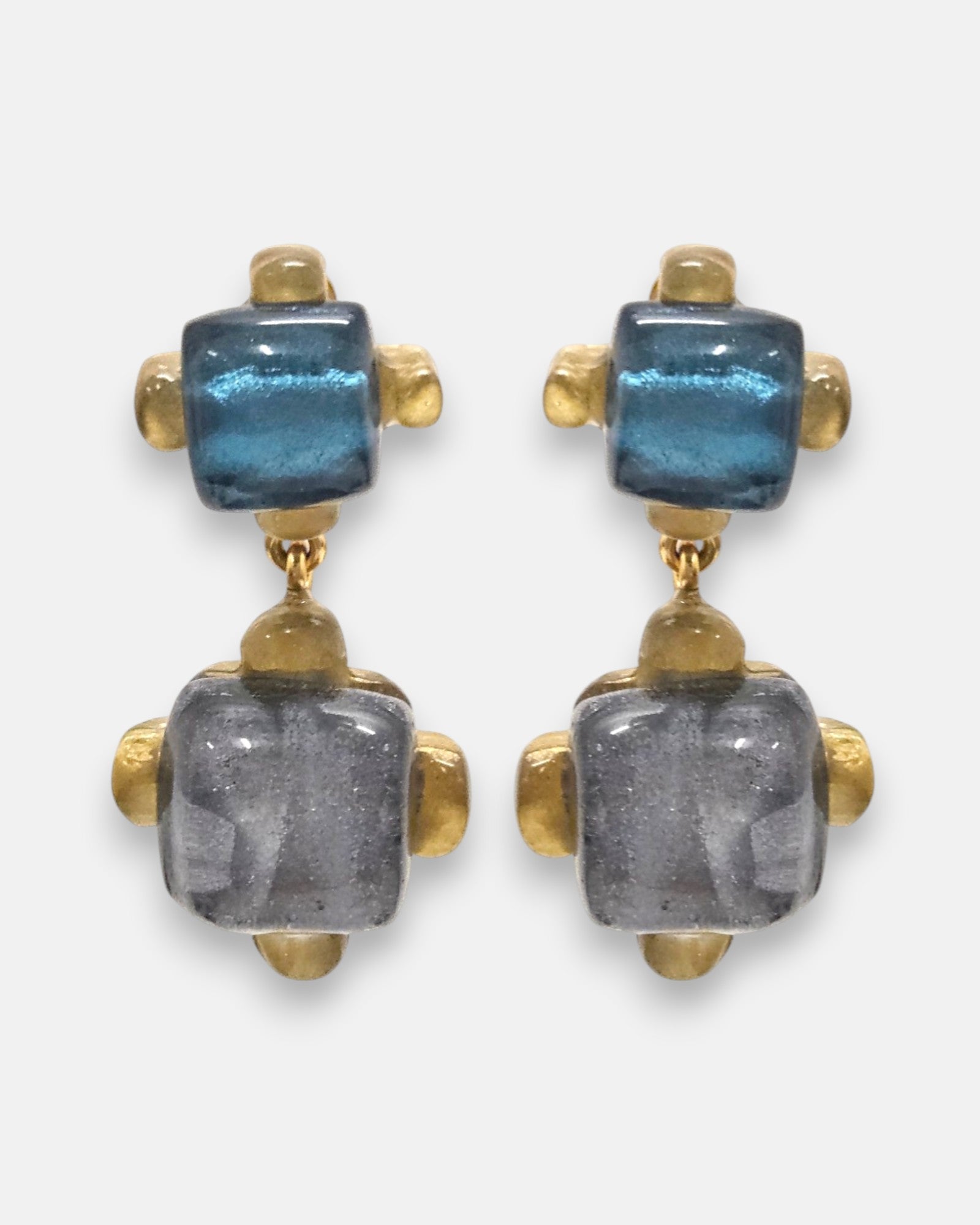 pendientes Celine Azur de Dominique Denaive en resina artesanal con bloques cúbicos en azul turquesa y gris ahumado.