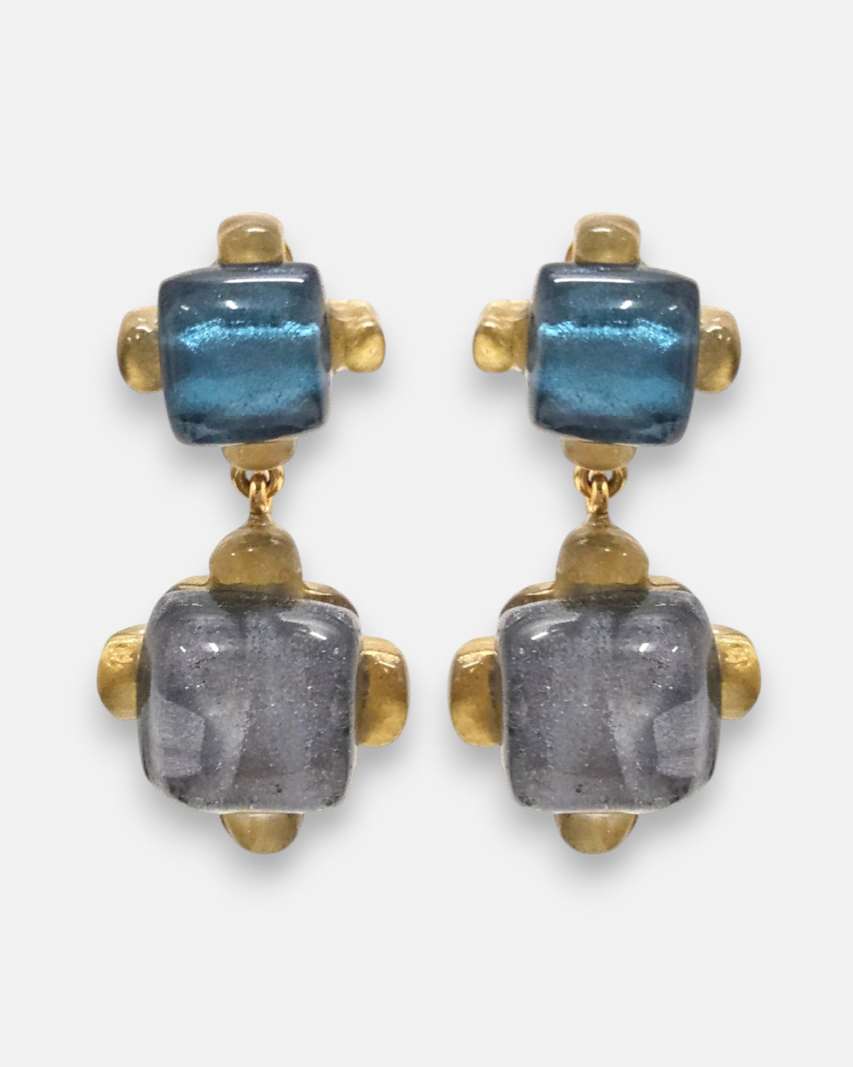 pendientes Celine Azur de Dominique Denaive en resina artesanal con bloques cúbicos en azul turquesa y gris ahumado.