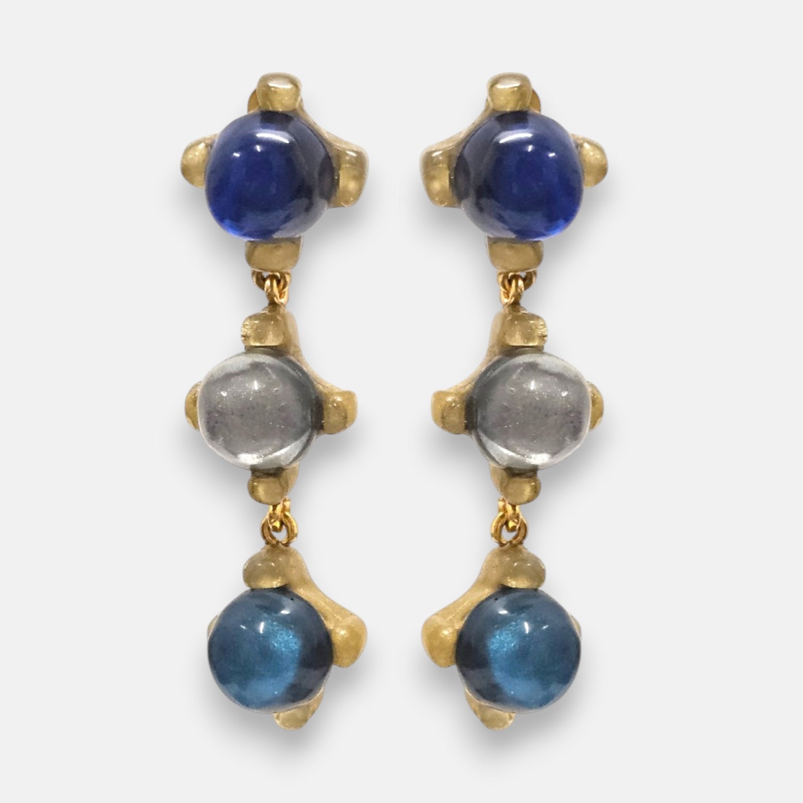 pendientes Inès Indigo de Dominique Denaive con tres cabujones esféricos en azul cobalto, plata y turquesa.