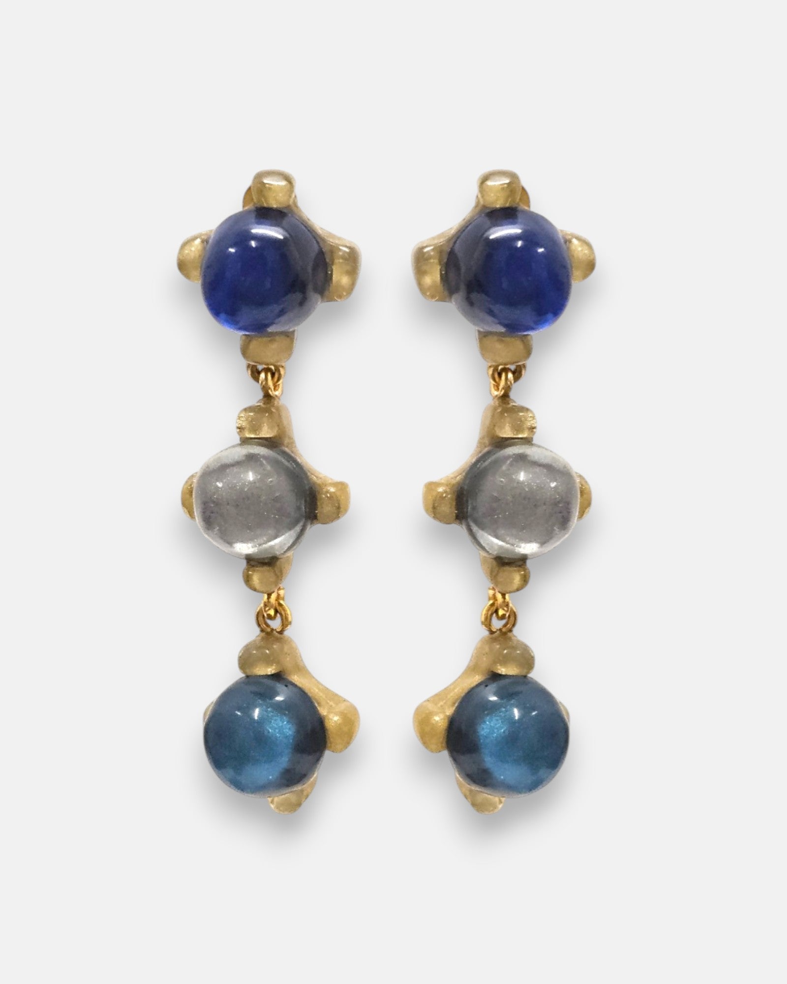 pendientes Inès Indigo de Dominique Denaive con tres cabujones esféricos en azul cobalto, plata y turquesa.