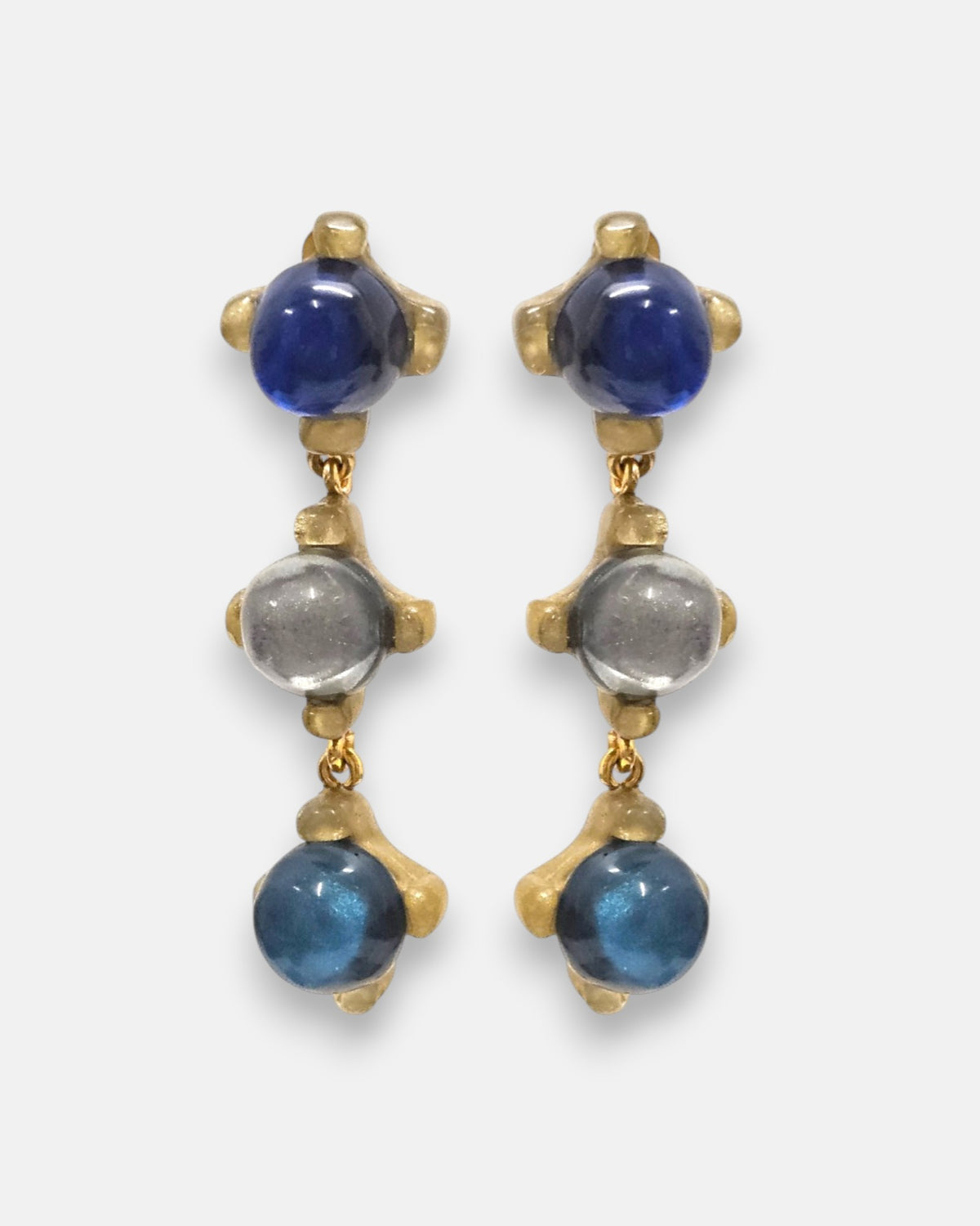 pendientes Inès Indigo de Dominique Denaive con tres cabujones esféricos en azul cobalto, plata y turquesa.